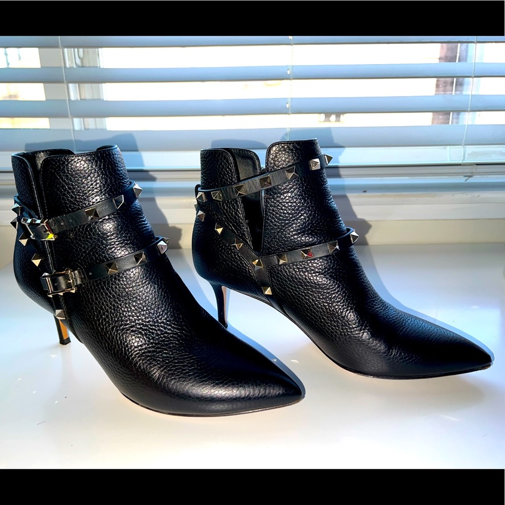 Valentino Garavani Rockstud pointed toe booties